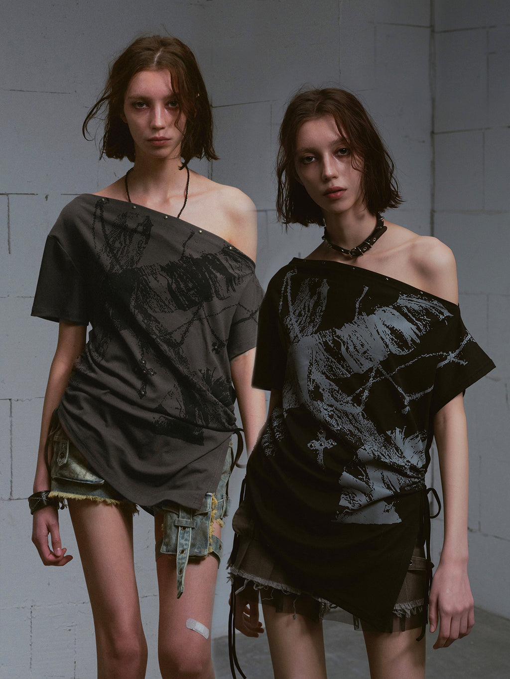 Printed loose-fitting off-the-shoulder T-shirt