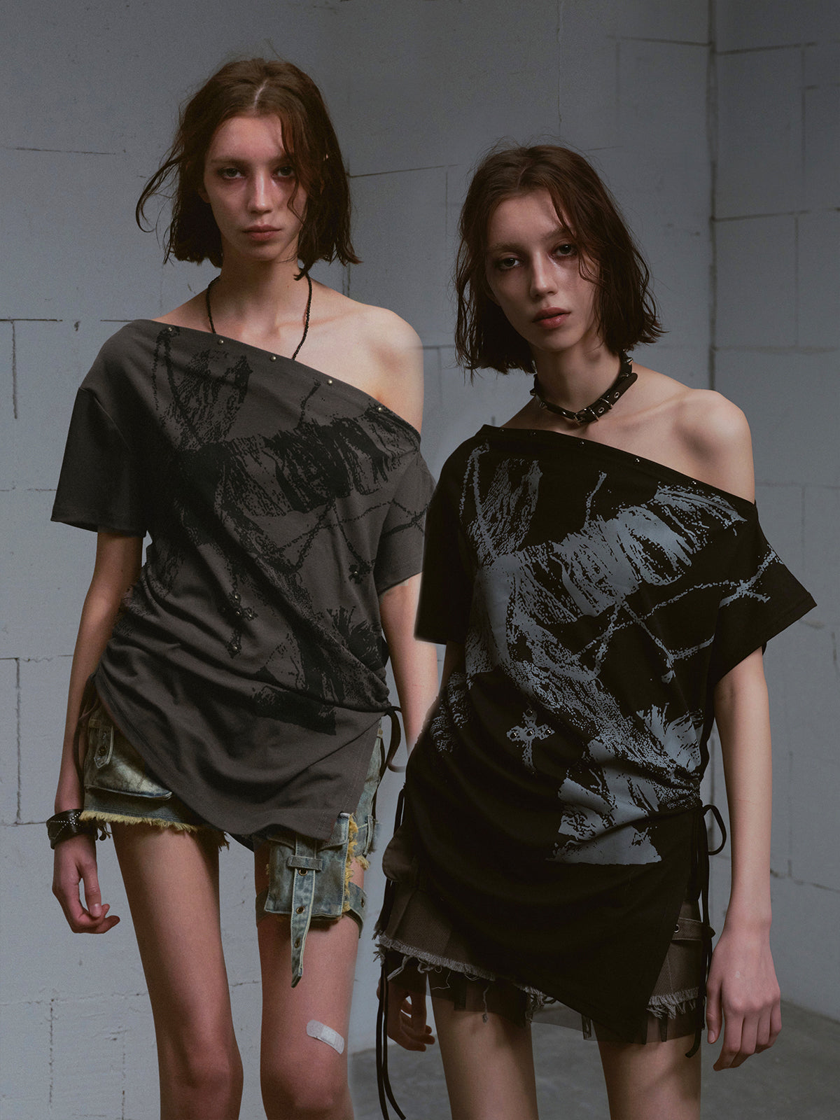 Printed loose-fitting off-the-shoulder T-shirt