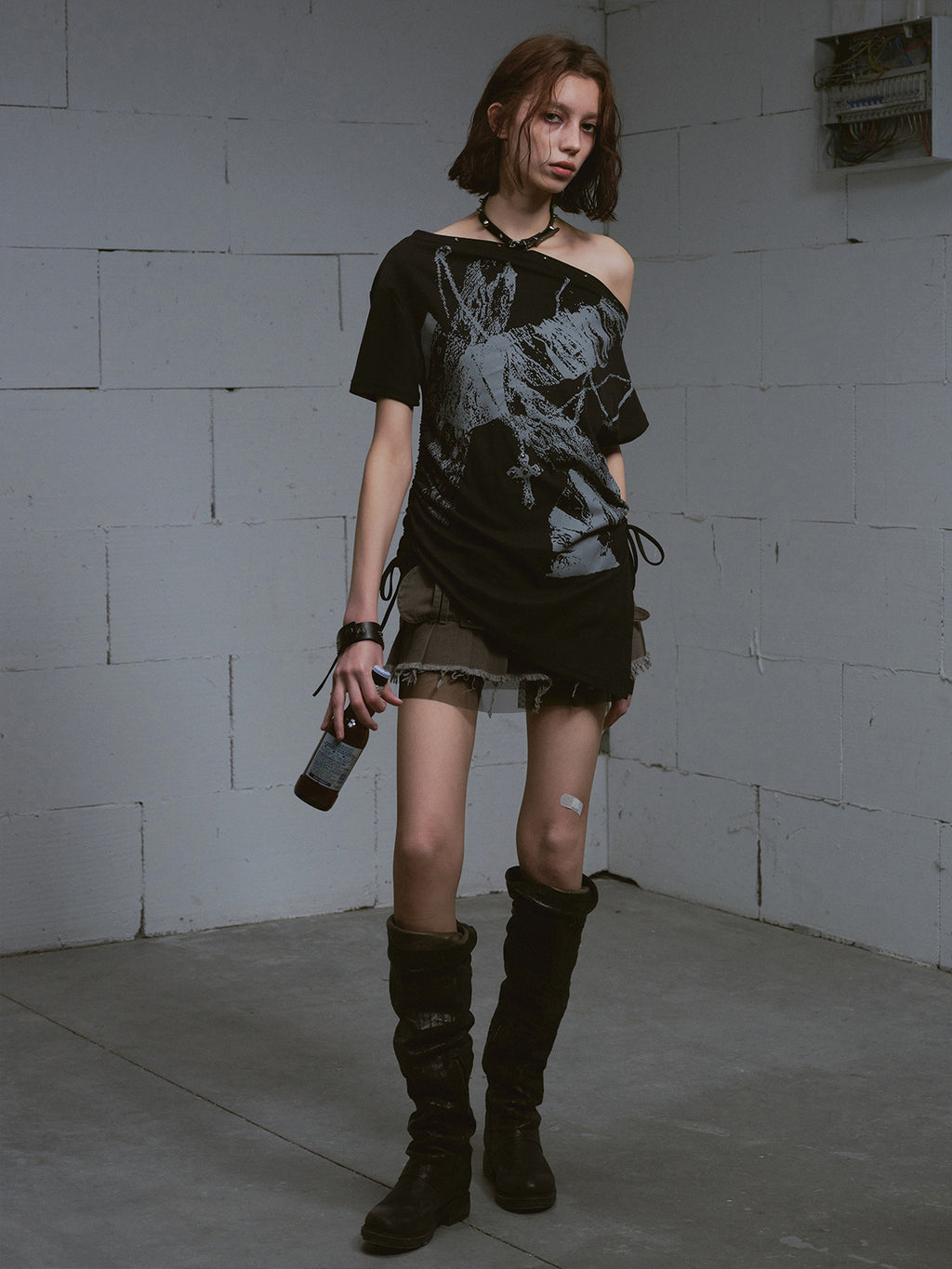 Printed loose-fitting off-the-shoulder T-shirt