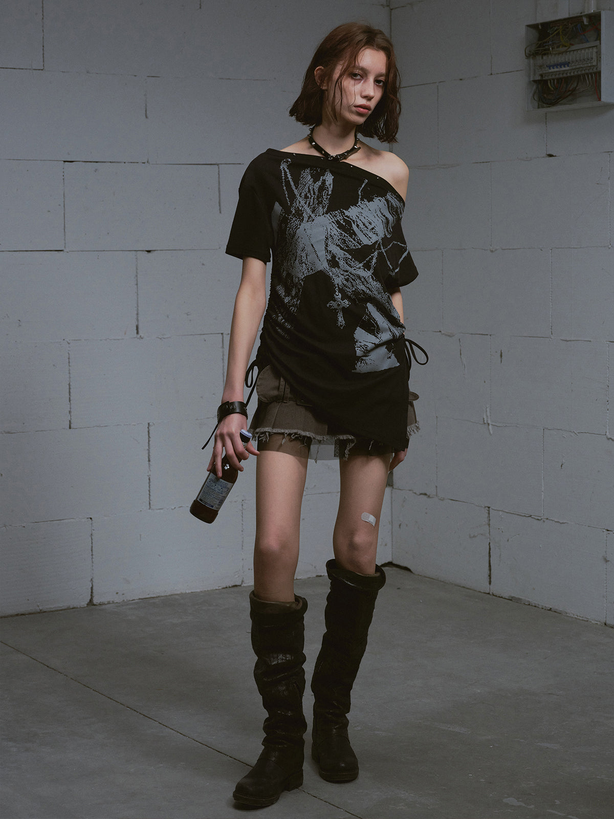 Printed loose-fitting off-the-shoulder T-shirt