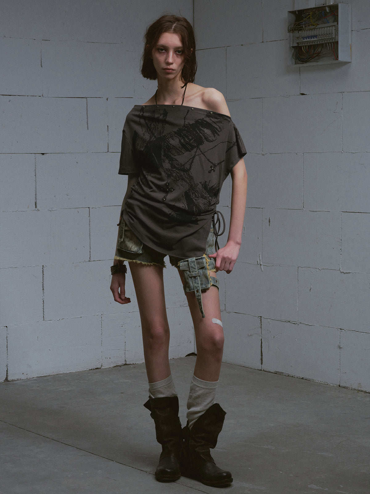 Printed loose-fitting off-the-shoulder T-shirt
