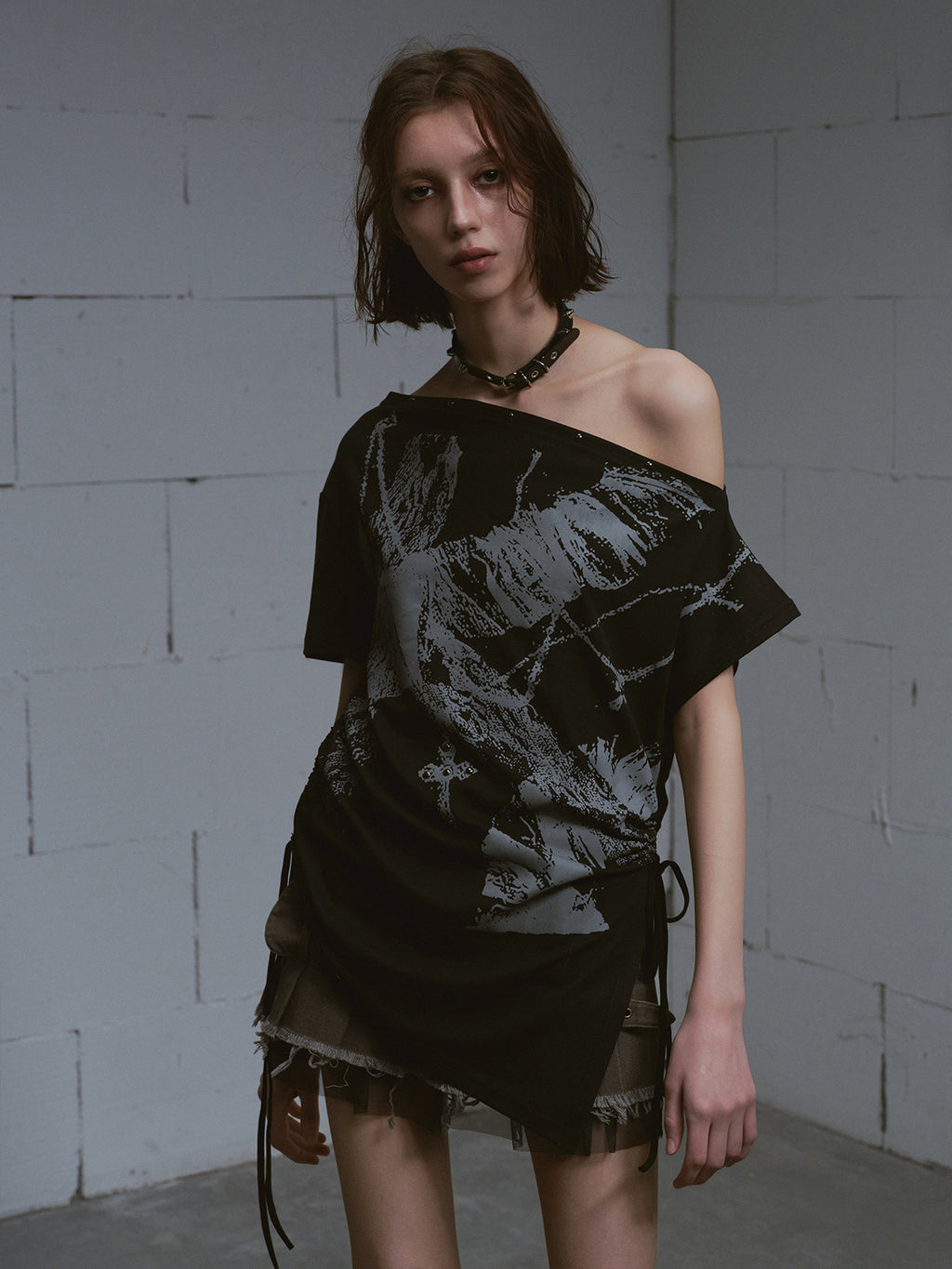 Printed loose-fitting off-the-shoulder T-shirt