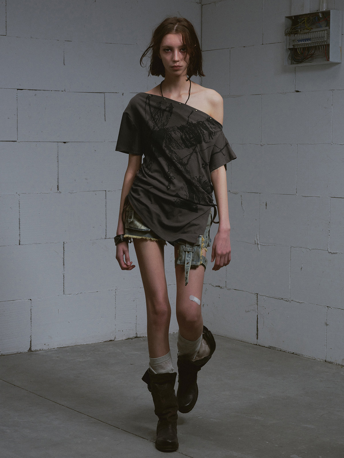 Printed loose-fitting off-the-shoulder T-shirt