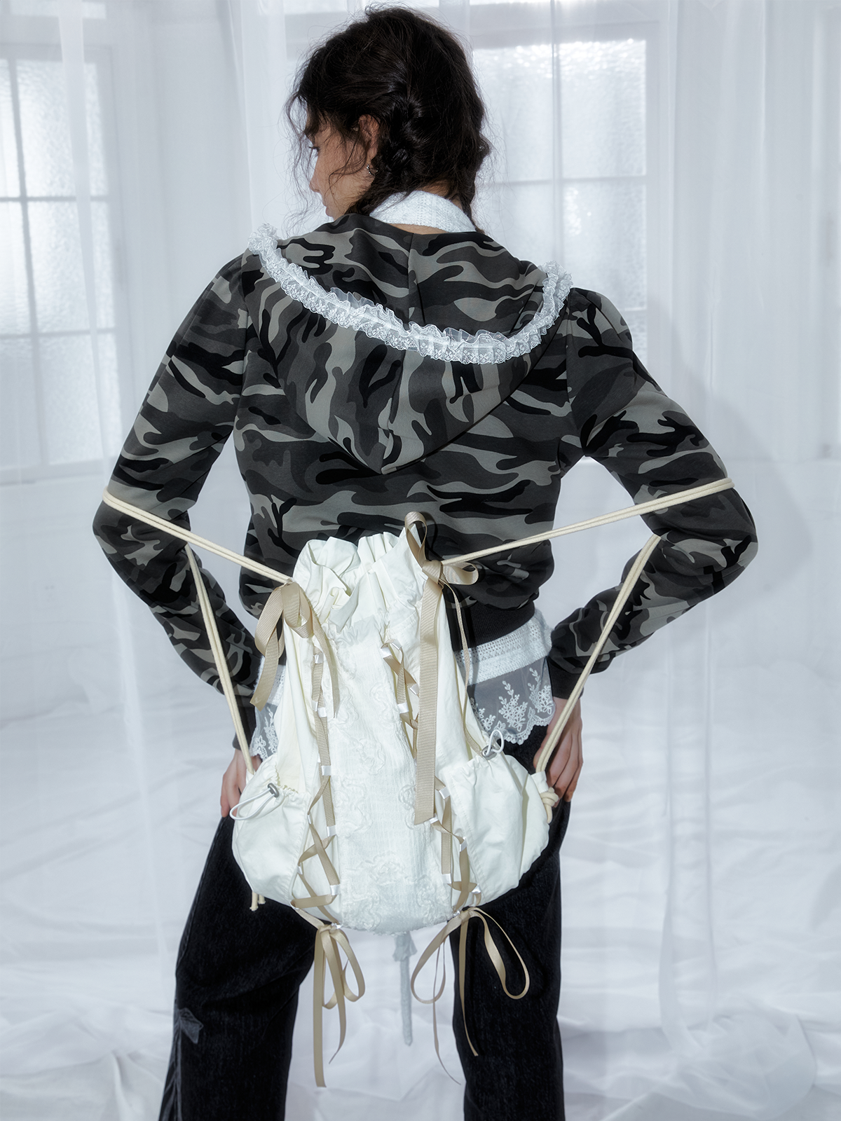 Strappy drawstring bag