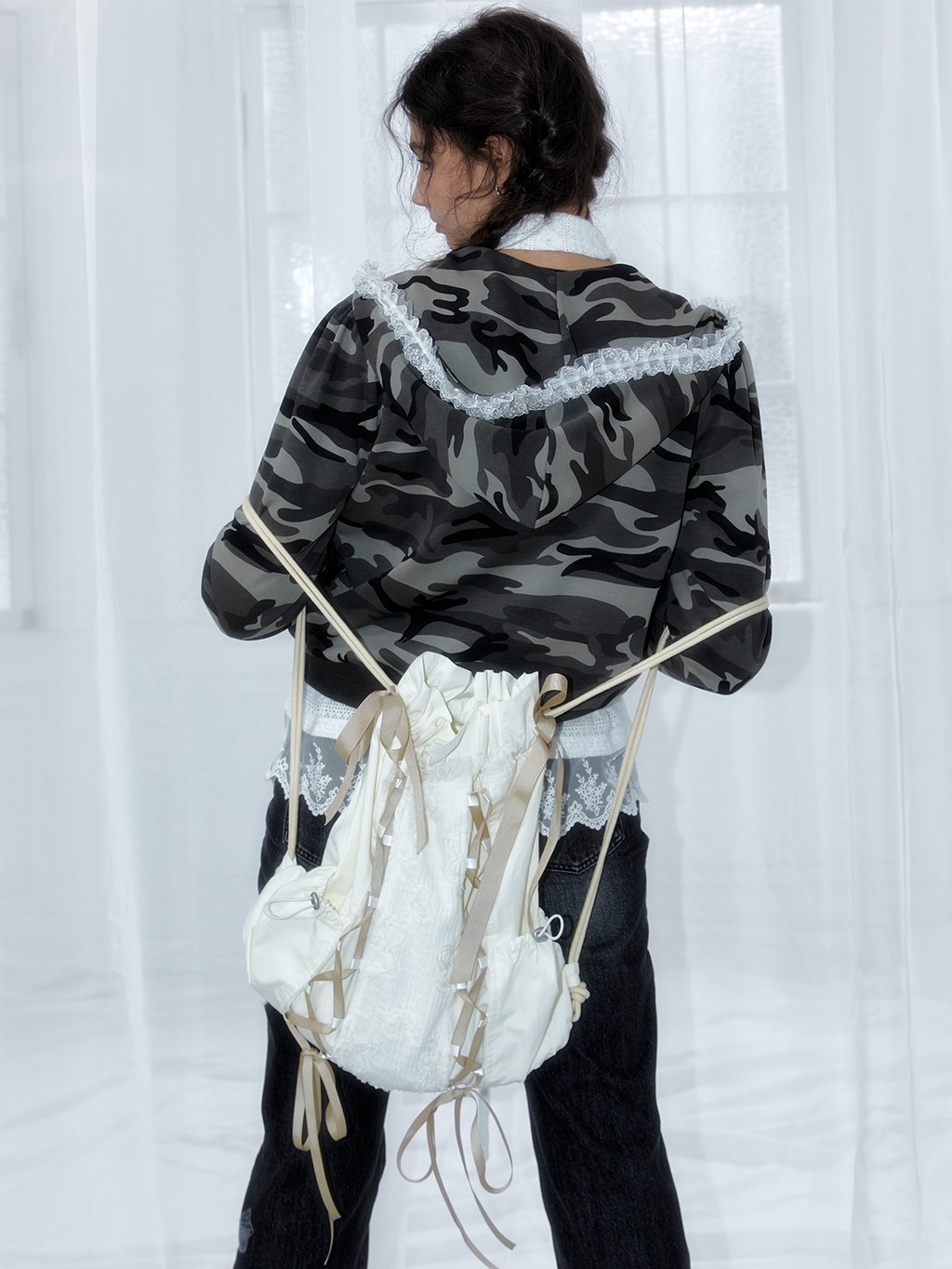 Strappy drawstring bag
